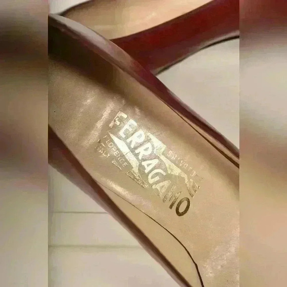 RARE 70s SALVATORE FERRAGAMO Red Smooth Leather Gold Bow Low Heels 8.5AAA Italy - Picture 4 of 10